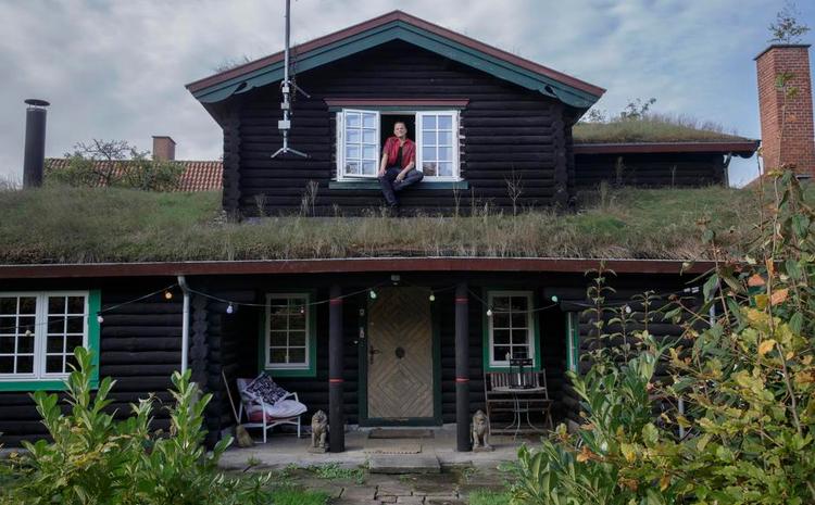 PRIORITET. Selv om ejendomsskatten er høj, har Sigurd Barrett bevidst valgt at bo i her i det tidligere sommerhus »med høj cigarføring og så sige,det koster, hvad det koster«. Det har han nu gjort i seks år. Foto: Miriam Dalsgaard 