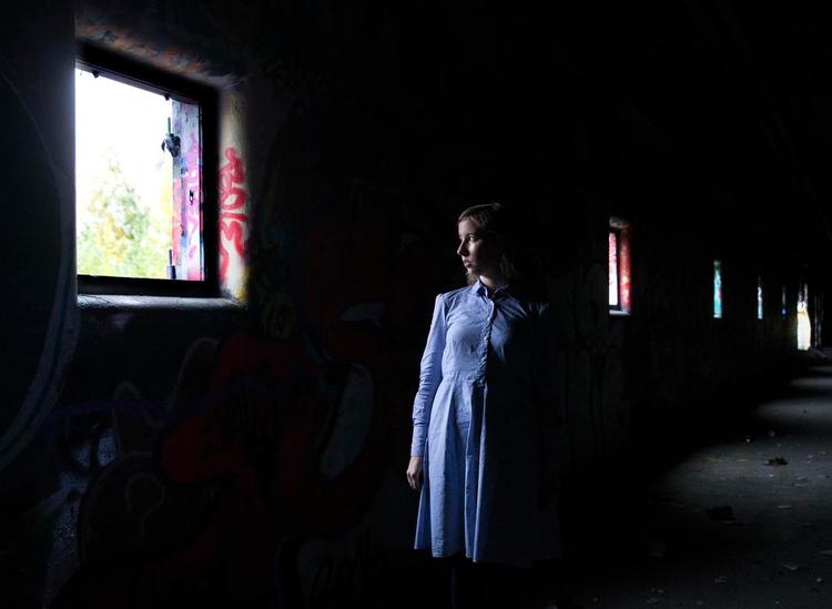 indlevelse. Katrine Nørgaard skriver med stor indlevelse i bogens tre kvindelige hovedpersoner. Tættest kommer hun dog på den 18-årige Ida, der er den mest rå og ærlige stemme i bogen. 