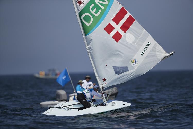Olympisk. Anne-Marie Rindom vandt bronze ved OL i Rio, og Kim Andersen er optaget af, at den danske sejler også i fremtiden skal have muligheden for at deltage i legene. 