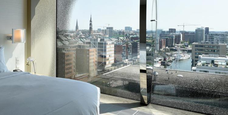 glasvæg. Når man træder ind i værelset, føles det, som kunne man gå direkte ud i det blå. 