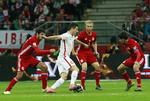 Sejr. Armenierne - her tre  på jagt efter Polens Robert Lewandowski for en måned siden - leverede et sensationelt comeback. 
