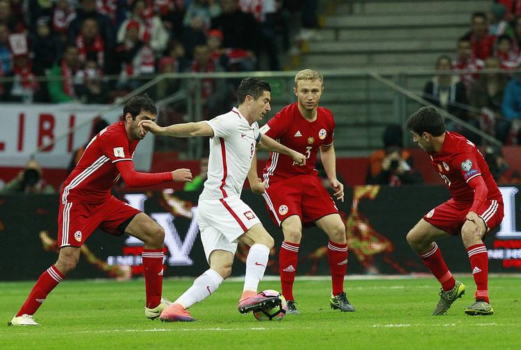 Sejr. Armenierne - her tre  på jagt efter Polens Robert Lewandowski for en måned siden - leverede et sensationelt comeback. 