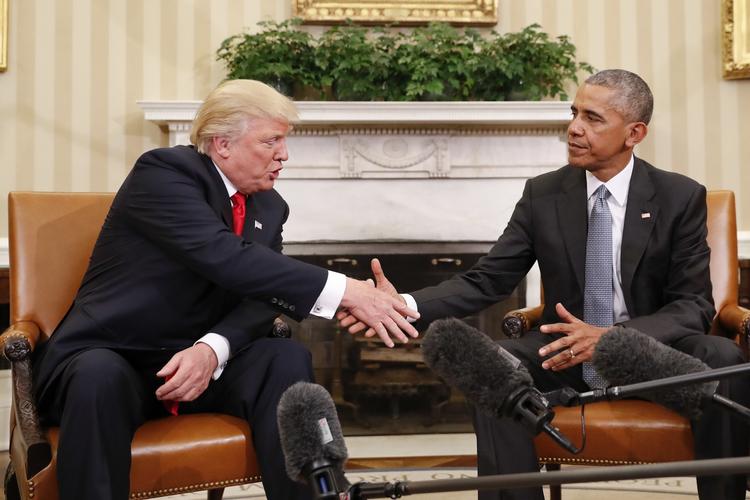 To dage efter Donald Trumps sejr mødtes han med Barack Obama i Det Hvide Hus. Nu tyder CIAs oplysninger, at de russiske myndigheder gav Trump lidt hjælp på vejen mod posten. Foto: AP 