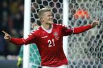 Sejr. Andreas Cornelius viste vejen for landsholdet, da han åbnede scoringen efter et kvarters spil. Angriberen var en af de bedste danskere og brugte sin store krop fornemt. 