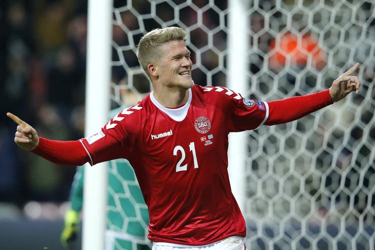 Sejr. Andreas Cornelius viste vejen for landsholdet, da han åbnede scoringen efter et kvarters spil. Angriberen var en af de bedste danskere og brugte sin store krop fornemt. 