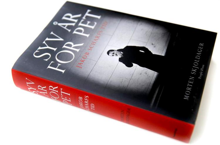 Retfærdiggørelse. PET forklarer, hvorfor de nedlagde fogedforbud mod Jackob Scharfs bog 'Syv år for PET'. 