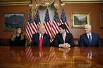 Sammen. Den kommende præsident Donald Trump, hustruen Malenia, vicepræsident Mike Pence og Paul Ryan, formanden for Repræsentanternes Hus, mødtes i dag i Capitol Hill. 