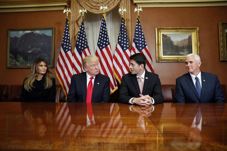Sammen. Den kommende præsident Donald Trump, hustruen Malenia, vicepræsident Mike Pence og Paul Ryan, formanden for Repræsentanternes Hus, mødtes i dag i Capitol Hill. 