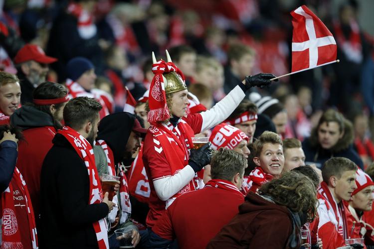 Loyalitet. Stadig flere fans kommer gentagne gange til Danmarks landskampe og bliver faste tilskuere. Foto: Jens Dresling 