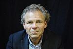 Journalistik. 'Punktum' finder sted i Olav Hergels egen branche. Derfor har den også et bredspektret udsyn, der fører bogens hovedperson vidt omkring. 