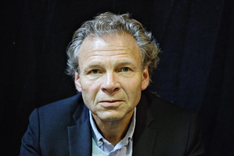 Journalistik. 'Punktum' finder sted i Olav Hergels egen branche. Derfor har den også et bredspektret udsyn, der fører bogens hovedperson vidt omkring. 