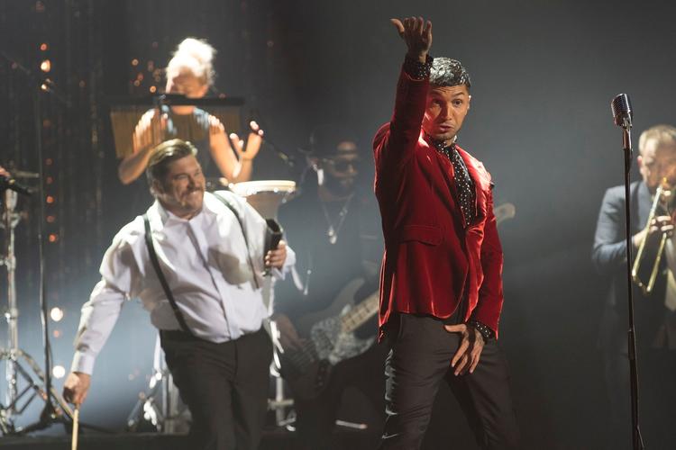 Værtspar. Det umage makkerpar Burhan G. fra byen og Rasmus Bjerg fra landet fik lidt akavet sjov ud at være aftenens værter til DMA. 