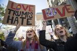 'Love Trumps Hate' har været et budskab fra Hillary Clinton og hendes tilhængere længe - og de tror stadig på det. 