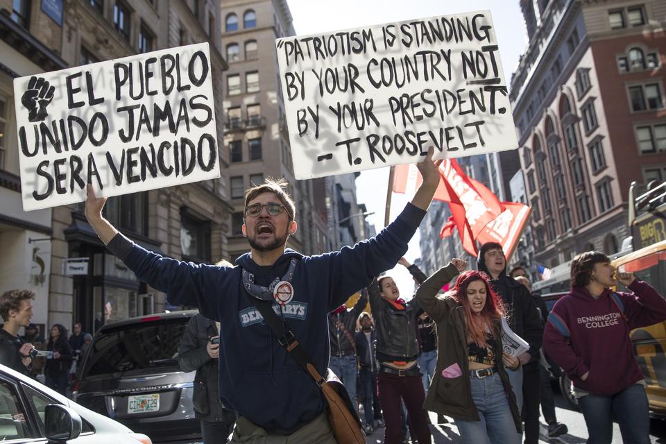 'Et folk, der står sammen, kan ikke splittes', var et af demonstranternes primære budskaber - her på spansk sammen med et citat fra tidligere præsident Theodore Roosevelt. 