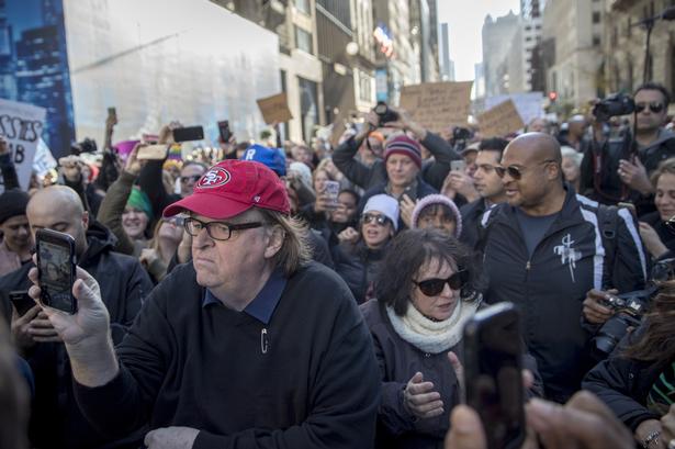 Filminstruktøren Michael Moore var med i flokken. Ifølge sitet Politico efterlod han en besked hos dørmanden i Trump Tower om, at han gerne ville tale med den kommende præsident. Moore har kritiseret partitoppen i Det Demokratiske Parti hårdt for ikke at tage Trump-vælgernes problemer alvorligt. 