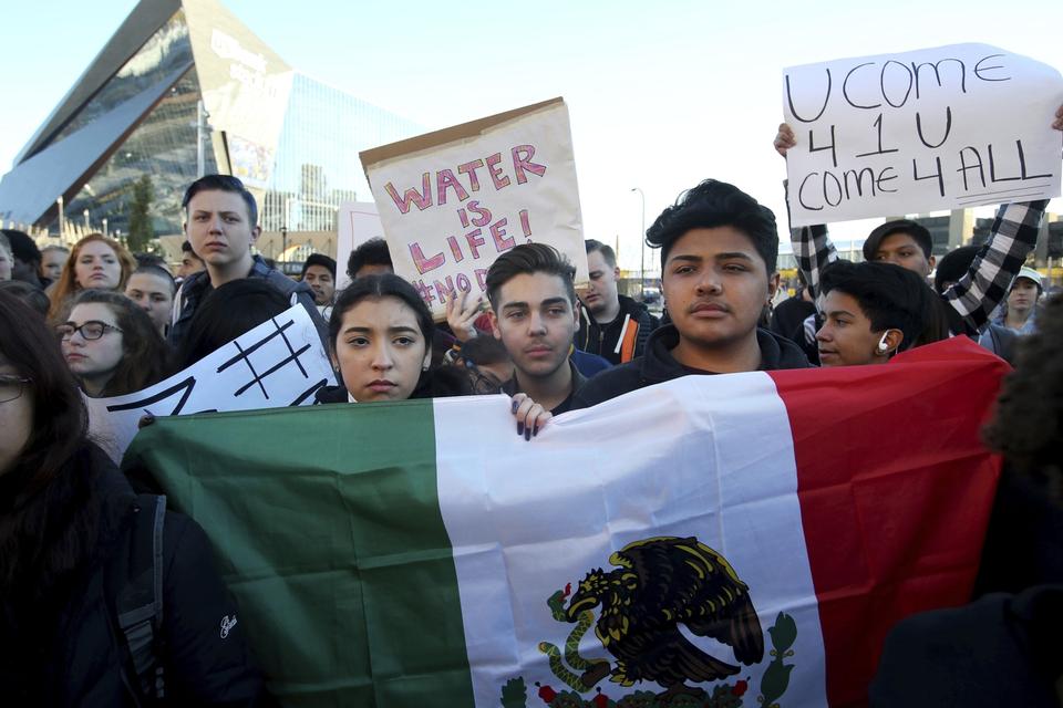 Donald Trump har været hård i retorikken over for personer med mexicansk baggrund. Gymnasieelever med immigrant-baggrund svarede ham igen under en protest i Minneapolis fredag aften. 