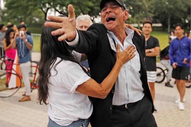 En Trump-modstander råber ad en Trump-tilhænger under en protest fredag i Miami. 