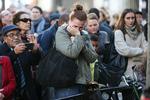 sorg. En kvinde i sorg foran restauranten La Belle Equipe to dage efter terrorangrebene i Paris. Seks steder blev ramt af terror 13. november 2015. 129 mistede livet, og over 300 blev såret. 
