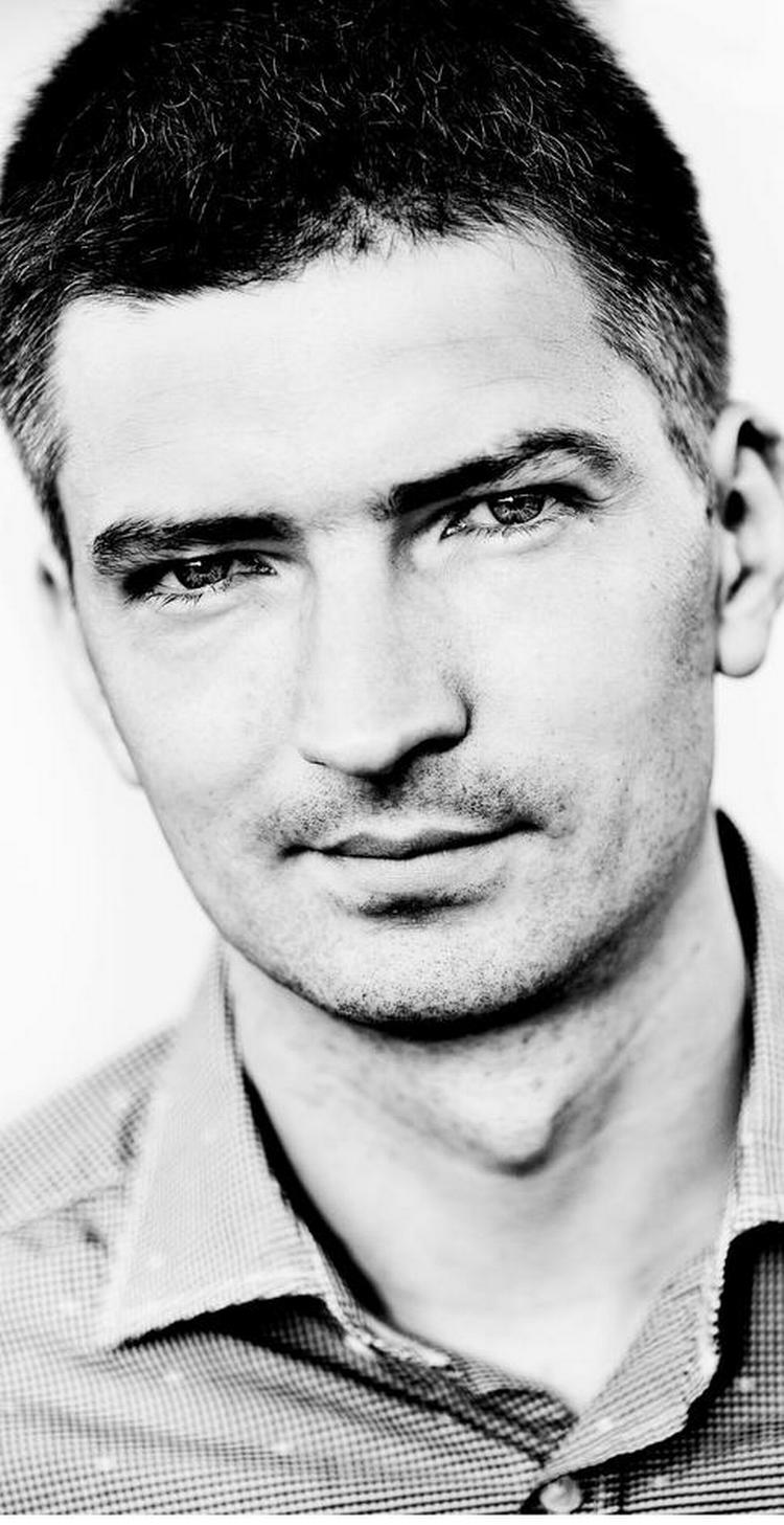 realist. Kim Blæsbjerg kommer viden om og verden rundt i sin bog. 