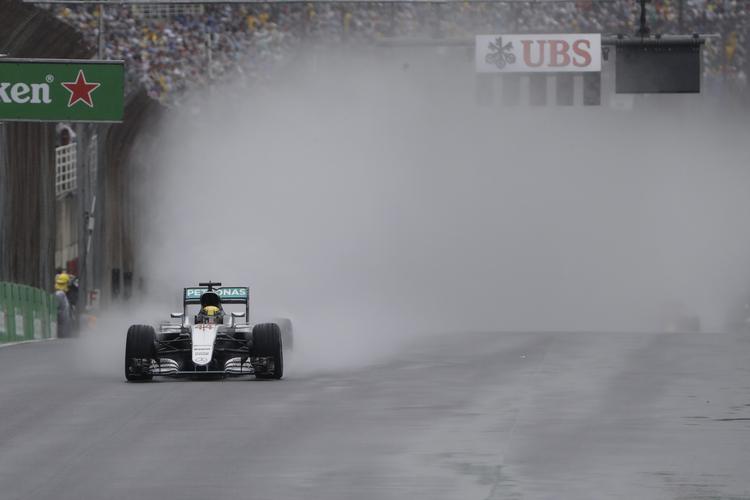 VÆK. Hvis nogen skulle have haft lyst til at køre lige bag Lewis Hamilton under søndagens grandprix i Brasilien, så havde det været svært at se noget som helst. 