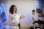 BARSEL: Inneke og Robert Padilla Wolthoon har været rørende enige om at dele deres barseslorlov med deres søn Herbert, og de insiterer på at der både skal være tid til familie og karriere. 