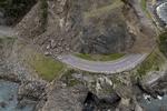Hovedvej 1 er stærkt medtaget af skælvet. Det newzealandske civilforsvar forsøger at flyve forsyninger ind i Kaikoura med helikoptere. 