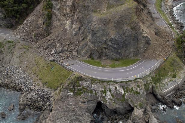 Hovedvej 1 er stærkt medtaget af skælvet. Det newzealandske civilforsvar forsøger at flyve forsyninger ind i Kaikoura med helikoptere. 
