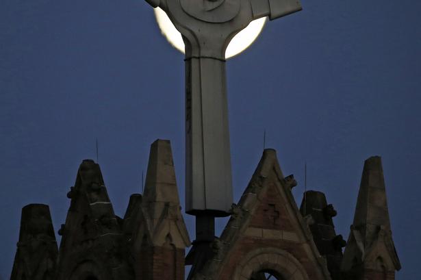 Månen hænger bag St. Benedict The Moor, den katolske kirke i Pittsburgh. 