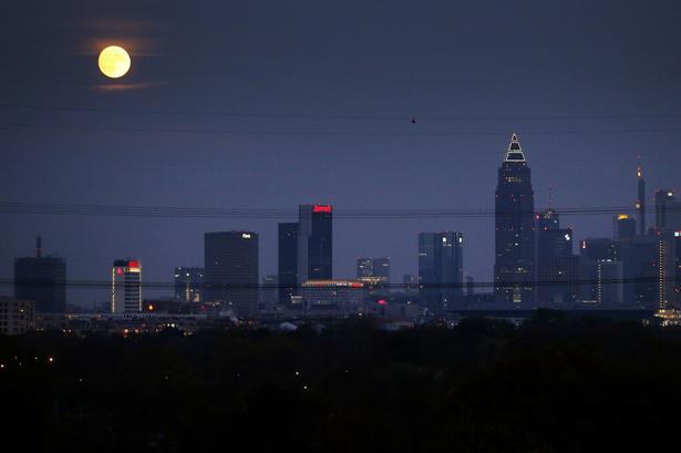 Månen stiger op over Frankfurt. 