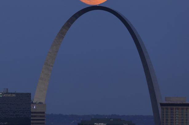 St. Louis, buen og månen. 