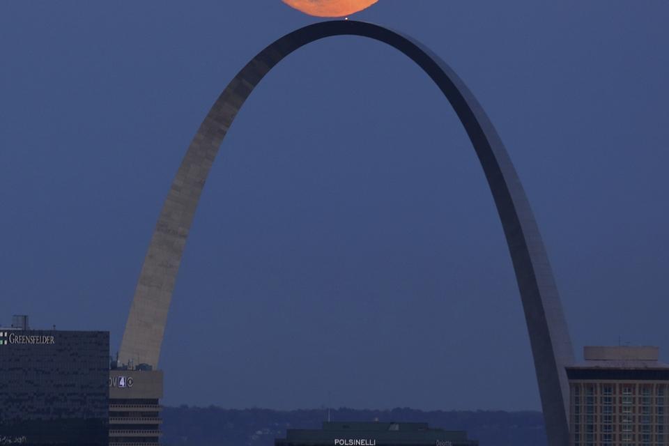St. Louis, buen og månen. 