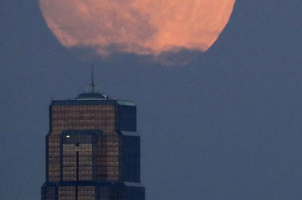 Så flot så det ud, da månen stod op bag skyskraberne i Kansas City. 