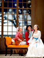 Opera. Rebessa Nielsen som tjenestepigen Susanna akkompagnerer Giuseppina Bridellis Cherubio, mens Evgeniya Sotnikova som grevinden lytter henført. Foto: Malin Arnesson 