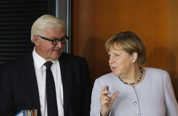 præsident. Den kommende præsident Frank-Walter Steinmeier med kansler Angela Merkel, der nu også støtter hans kandidatur. 