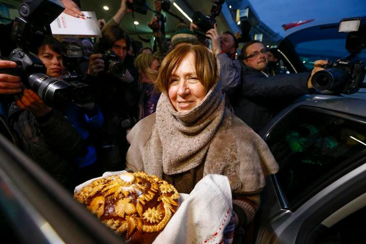 Svetlana Aleksijevitj vandt i 2015 Nobelprisen for sin vidnesbyrdlitteratur. Hendes sidste bog »Secondhand-tid« er for nylig udkommet på dansk. 