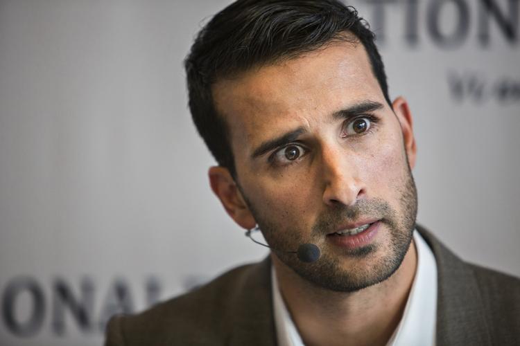 utroligt. Nationalpartiets formand, Kashif Ahmad, troede ikke sine egne øjne, da han fandt ud af, at over 20.000 vælgererklæringer er blevet erklæret ugyldige. 