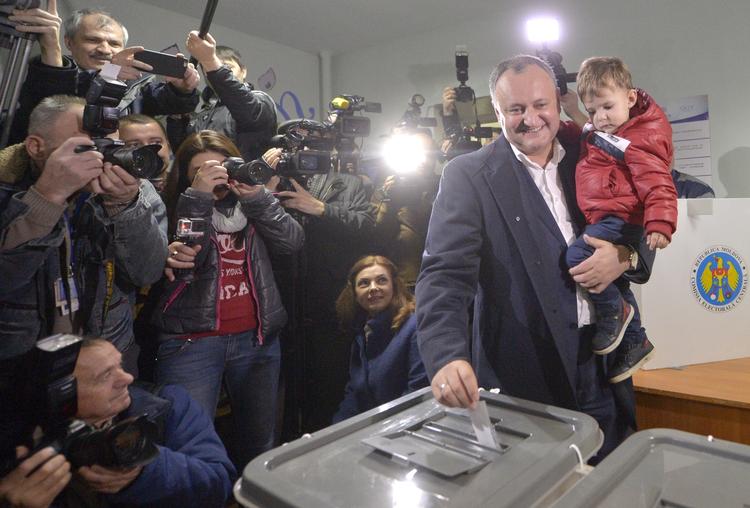 Moldovas kommende præsident, Igor Dodon, afgiver sin stemme sammen med sønnen Nikolaj. 