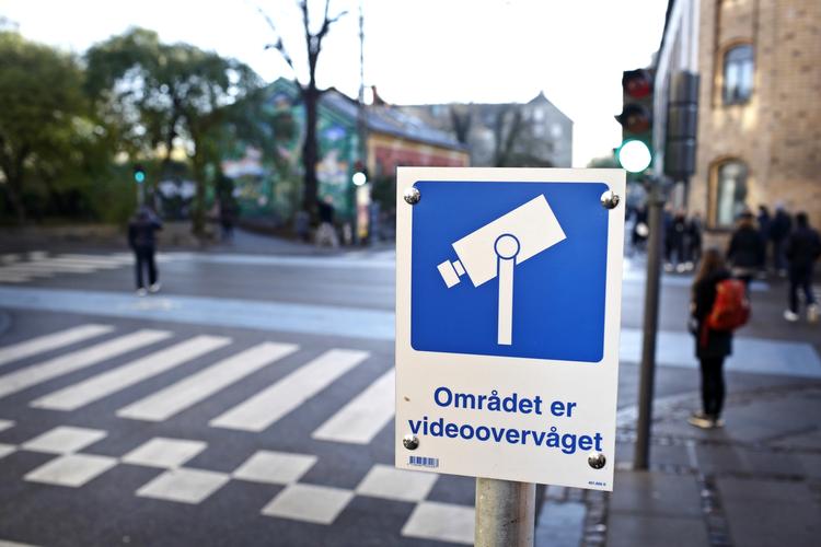 SIKKERHED. Skilte på Christianshavn fortæller nu de mennesker, der færdes i kvarteret rundt om Christiania, at området overvåges. 