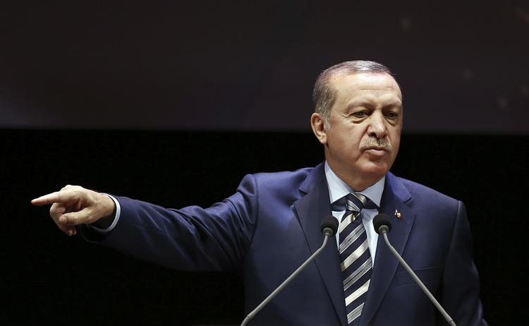 Selvsikker. Tyrkiets præsident, Erdogan, gør klart, at han føler sig sikker på, at EU ikke tør sige ligeud, at hans land ikke længere kan være kandidat til EU-medlemskab. Så vil han nemlig sende de 3 millioner flygtninge, som opholder sig i Tyrkiet, ind i Europa. 