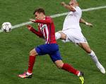 Hårdt. Antoine Griezmann (tv.) fra Atlético Madrid er tvivlsom til mødet med Real Madrid lørdag aften. Hvis han bliver klar, kan han glæde sig over, at han slipper for den kompromisløse forsvarsspiller  Pepe. Portugiseren er nemlig ude i en længerevarende periode. 