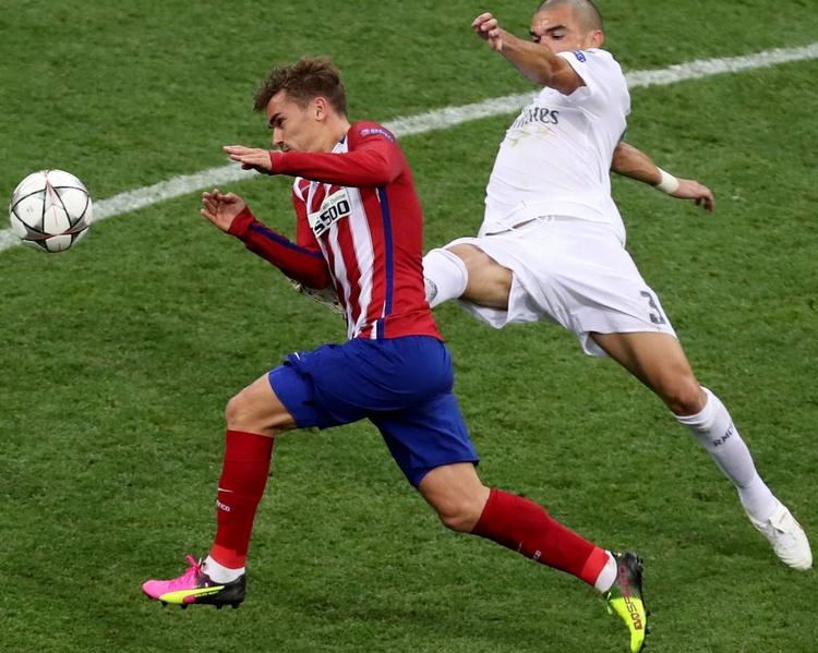 Hårdt. Antoine Griezmann (tv.) fra Atlético Madrid er tvivlsom til mødet med Real Madrid lørdag aften. Hvis han bliver klar, kan han glæde sig over, at han slipper for den kompromisløse forsvarsspiller  Pepe. Portugiseren er nemlig ude i en længerevarende periode. 
