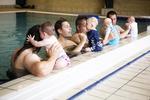 Babysvømning. En af de helt traditionelle mødregruppeaktiviteter er babysvømning. Mændene synes dog, at svømmelæreren er lidt for pædagogisk. 