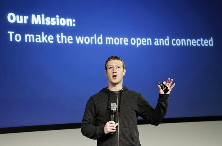 POSTFAKTUEL. Mark Zuckerbergs Facebook er kommet under beskydning for det hav af mere eller mindre sandfærdige historier, som mediet agerer kanal for. Foto: Jeff Chiu/AP 