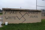 Racistisk grafitti i byen Wellville i USA.  (Photo courtesy of Brian Quinn at the Wellsville Daily Reporter). 