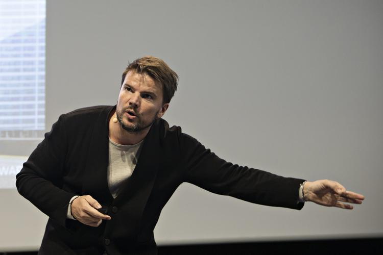 rutineret. Bjarke Ingels er ikke uvant med at tegne for Google. Sammen med Thomas Heatherwick har hantidligere arbejdet med at designe Googles hovedkvarter ved Mountainview i Californien. 