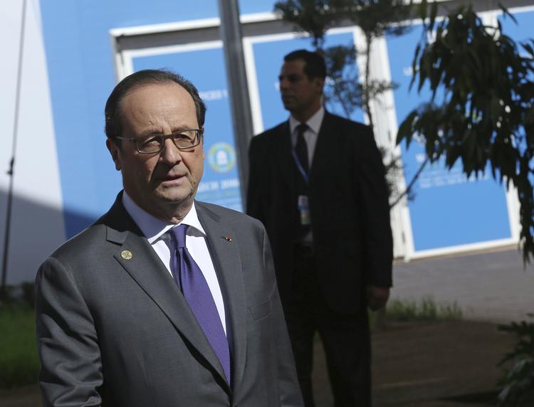 RØFFEL. Den franske præsident Hollande kom til klimatopmødet med en røffel til den nye amerikanske præsident. Han kan ikke forlade klimaaftalen, siger han. 