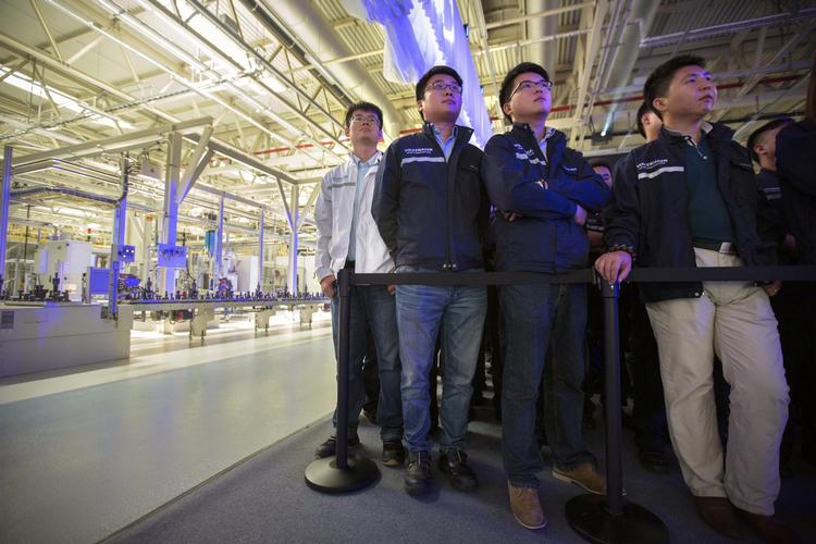 KINESISKE arbejdere fejrer åbningenaf en fabrik for Audi, der hører VW-koncernen i det nordlige Kina i august. VW har store interesser i Kina 