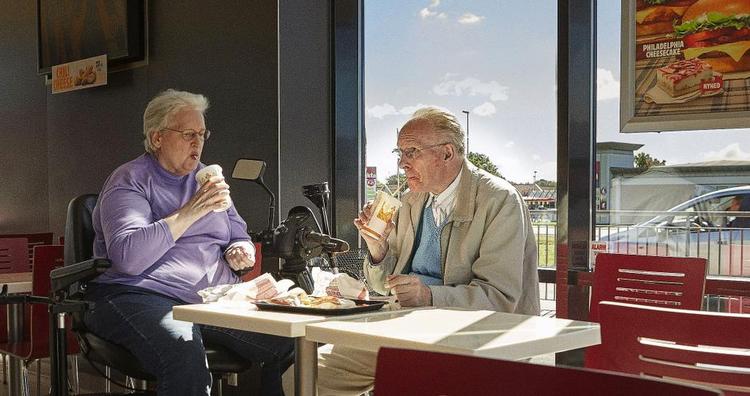 Måltidet. Man ved aldrig, om det er det sidste måltid, eller om Burger King ligger i Ribe eller ved verdens ende. 