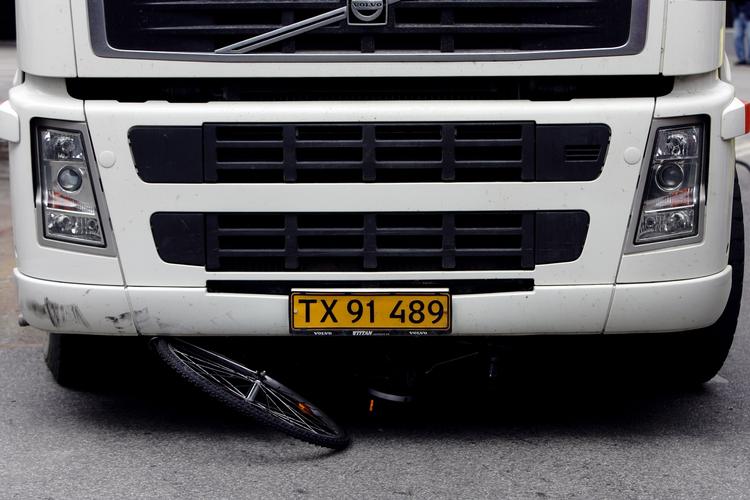 LASTBILULYKKER. Chauffører og transportkunder bør tage ansvar for at få mindsket antallet af lastbilulykker, fremgår det af analyse fra Havarikommissionen for Vejtrafikulykker. 