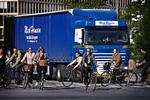 ULYKKESANALYSE. Havarikommissionen foreslår et obligatorisk stop, når lastbiler skal svinge til højre. Det er en god idé, mener Cyklistforbundet, der tilføjer spørgsmålet: Hvad skal tunge lastbiler egentlig i bykernerne? 